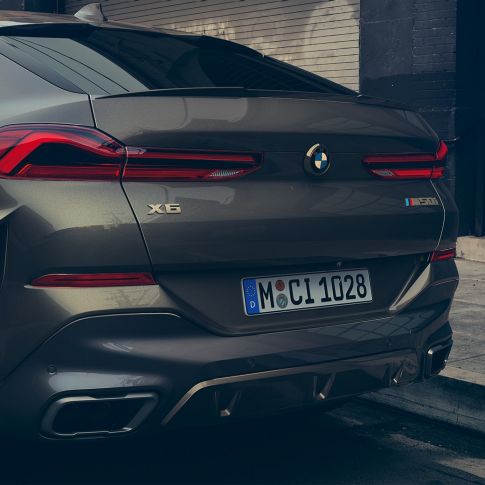 BMW X6:n M Sport -pakoputkisto. Lähikuva BMW X6:n M Sport -pakoputkistosta.