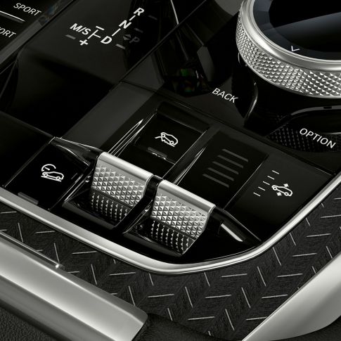 BMW X6, keskikonsoli. Lähikuva BMW X6:n sisätilan keskikonsolista.