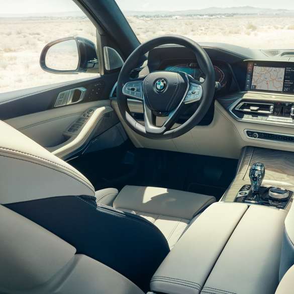 BMW X7:n ohjaamo BMW X7:n sisätila, ohjaamo, jossa urheiluohjauspyörä, G07 2019