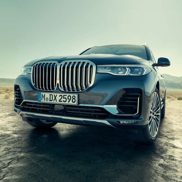 BMW X7:n ulkopuoli, kuva alaviistosta BMW X7:n ulkopuoli: kuva alaviistosta keulaan