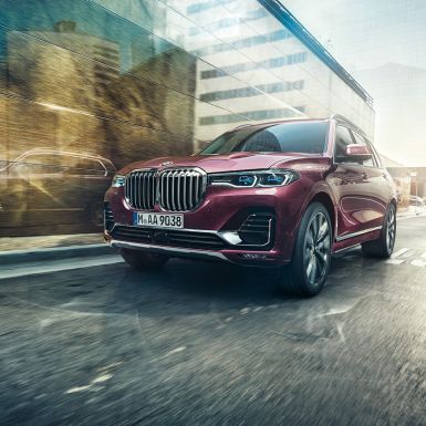 BMW Individual X7 xDrive40i, 3/4-näkymä edestä Kolmeneljäsosakuvassa Ametrin-metallivärinen liikkuva BMW X7 edestäpäin