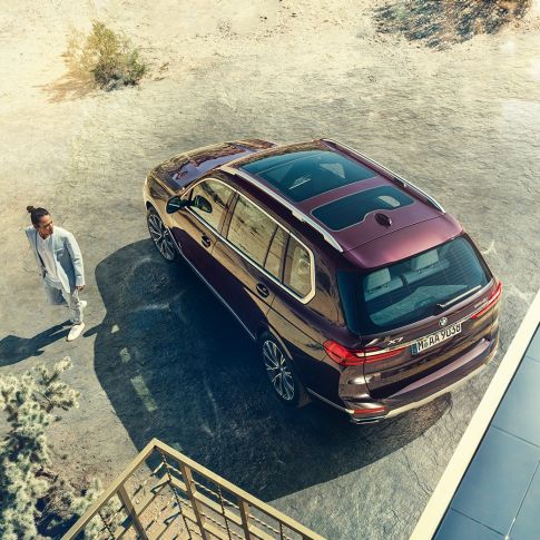 BMW Individual X7 xDrive40i, lintuperspektiivi BMW X7, metalliväri Ametrin lintuperspektiivistä, G07 2019