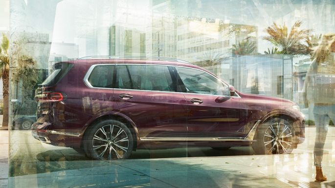 BMW Individual X7 xDrive40i, sivunäkymä Ametrin-metallivärinen BMW X7 paikallaan sivultapäin kuvattuna