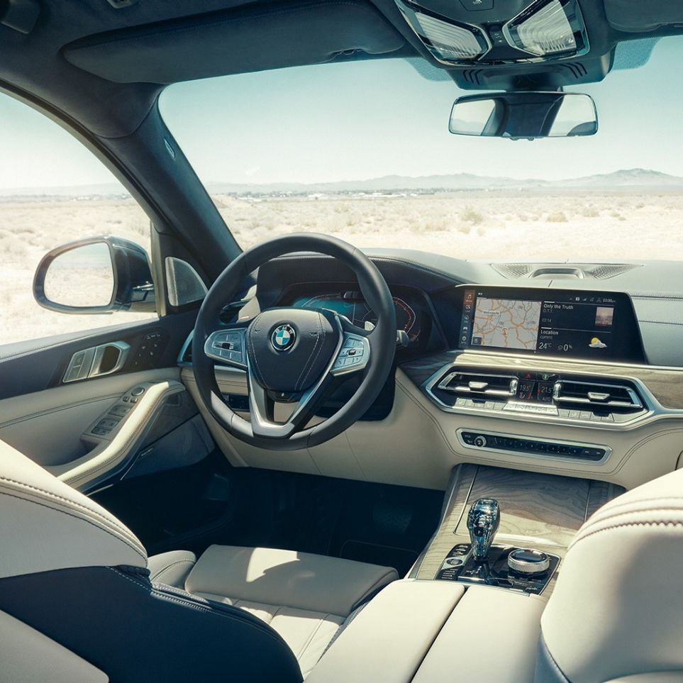 BMW Live Cockpit Professional BMW Live Cockpit Professional: kuva takaapäin ensimmäiselle istuinriville kohti ohjauspyörää ja mittaristoa