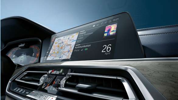 BMW Live Cockpit Professional Kuva alaviistosta kohti BMW Live Cockpit Professional -mittaristoa