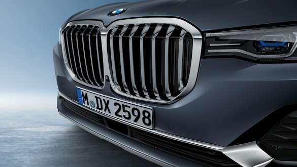 Jäähdyttimen BMW-säleikkö Lähikuva BMW X7:n keulasta kohti jäähdyttimen BMW-säleikköä