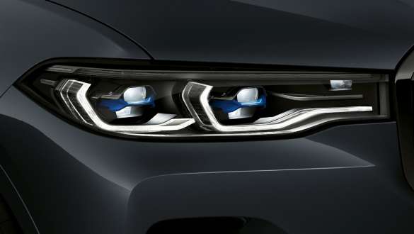 BMW-laserajovalot Lähikuva BMW X7:n etuosasta, fokus BMW-laserajovaloissa