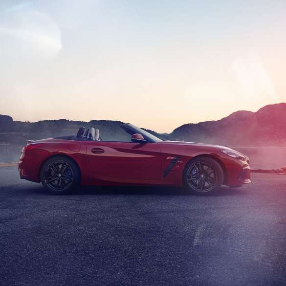 Sivukuva BMW Z4 Roadsterista Sivukuva BMW Z4 Roadsterista vuoristomaisemassa