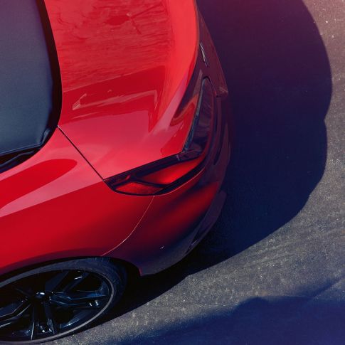 BMW Z4 Roadsterin perä ja takapyörä BMW Z4 Roadsterin perä ja takapyörä lintuperspektiivistä