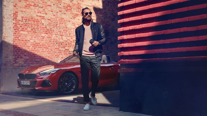 BMW Z4 Roadster sivukadulla Mies sivukadulla BMW Z4 Roadsterin edessä
