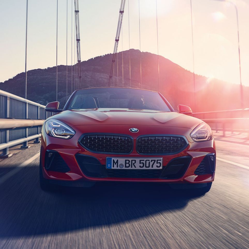 BMW Z4 Roadster sillalla Kuva BMW Z4 Roadsterista edestäpäin sillalla