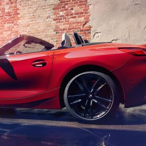 Sivukuva BMW Z4 Roadsterista Sivukuva BMW Z4 Roadsterista tiiliseinää vasten