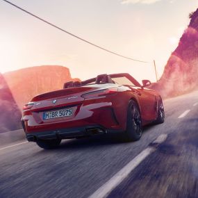 Kuva BMW Z4 Roadsterista takaapäin Kuva BMW Z4 Roadsterista takaapäin maantiellä