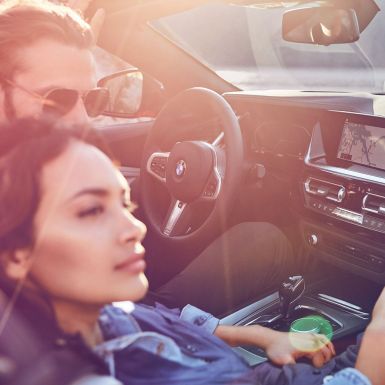 BMW Z4 Roadster jossa nainen ja mies Tummatukkainen nainen ja mies BMW Z4 Roadsterissa