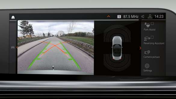 BMW Z4 Roadsterin pysäköintiavustin Pysäköintiavustin BMW Z4 Roadsterin monitoiminäytössä