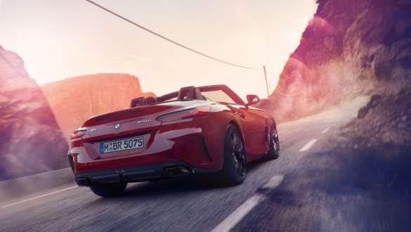BMW Z4 Roadsterin mukautuva Sport-ohjaustehostus Liikkuva BMW Z4 Roadster takaa kuvattuna vuoristossa