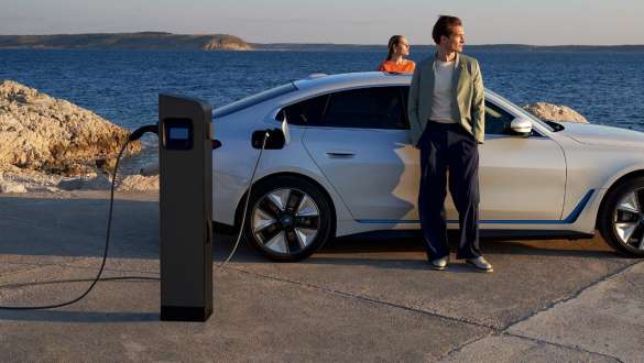 Latausasema sähköauto lataaminen matkoilla BMW:n sähköinen liikkuvuus latausasema sähköauto lataaminen matkoilla