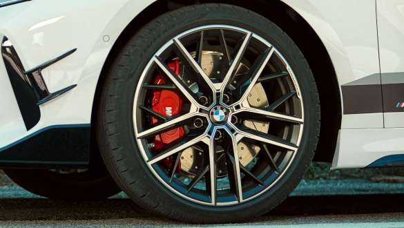 19'' M Performance -kevytmetallivannevanne Double-spoke 555 M Bicolor, BMW 1-sarja F40, M Performance -osat 19'' M Performance -kevytmetallivannevanne Double-spoke 555 M Bicolor, BMW 1-sarja F40, M Performance -osat, lähikuva