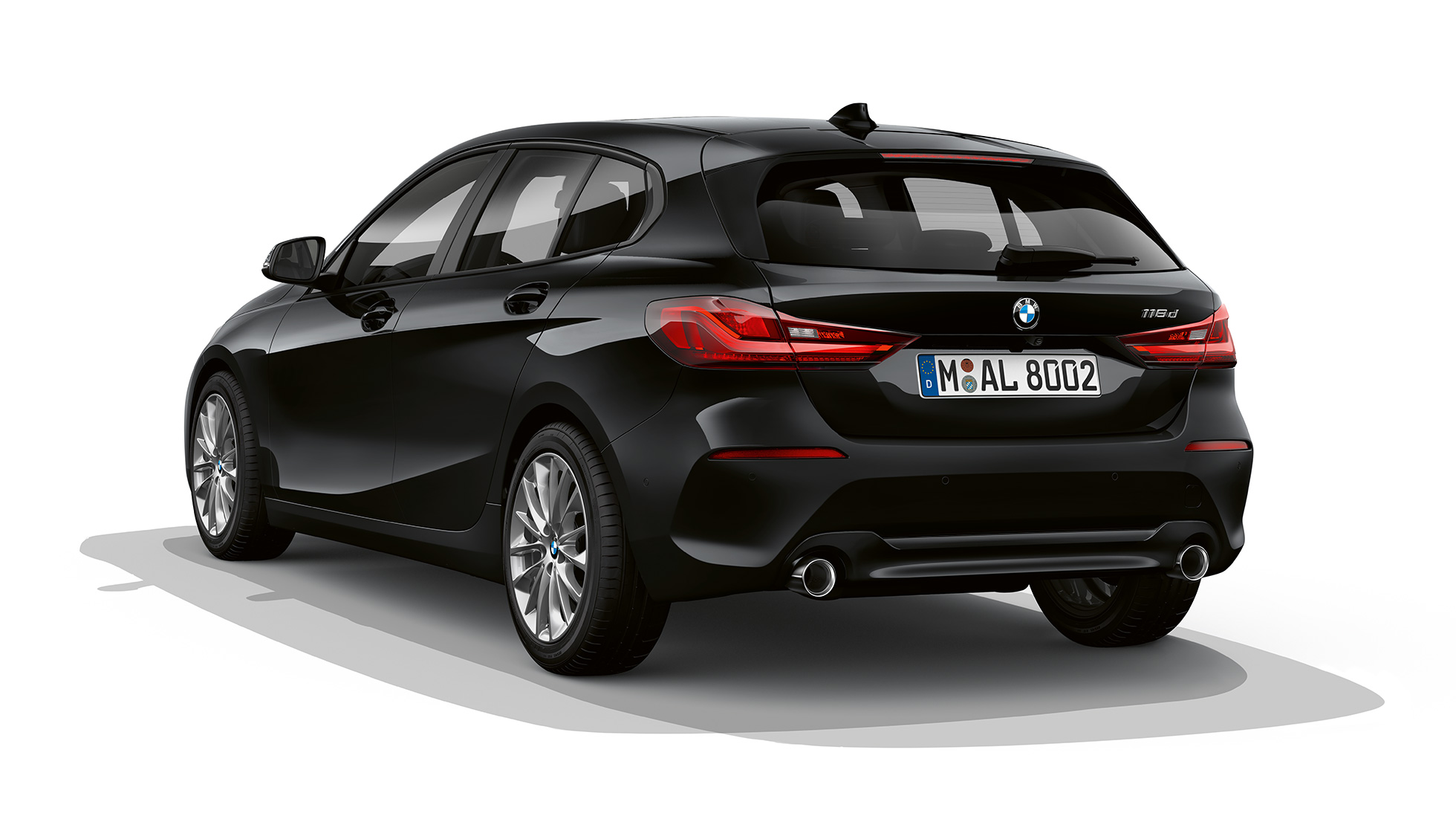 BMW 1-sarjan Advantage-paketti, 3/4 kuva perästä. BMW 1-sarjan Advantage-paketti, musta 3/4 studiokuva perästä.