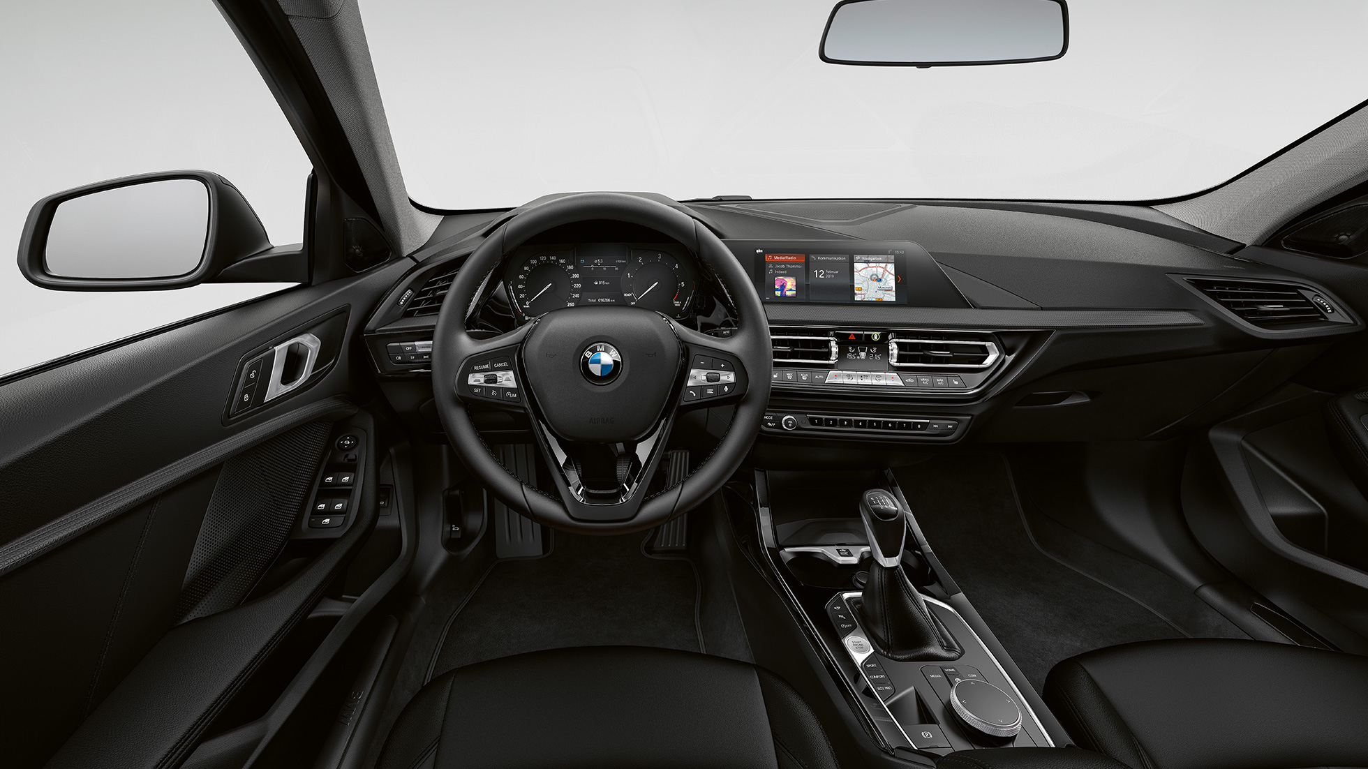Nahkainen ohjauspyörä. BMW 1-sarjan Advantage-paketti, ohjaamossa nahkainen ohjauspyörä.