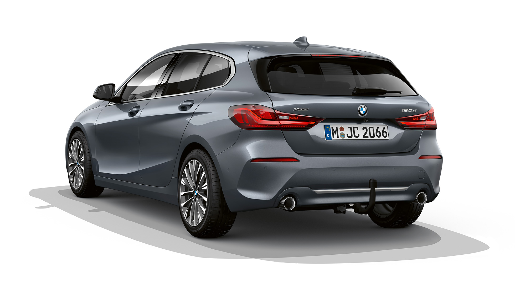 BMW 1-sarjan Luxury Line -paketti, 3/4 kuva perästä. BMW 1-sarjan Luxury Line -paketti, Storm Bay metalliväri, 3/4 studiokuva perästä.