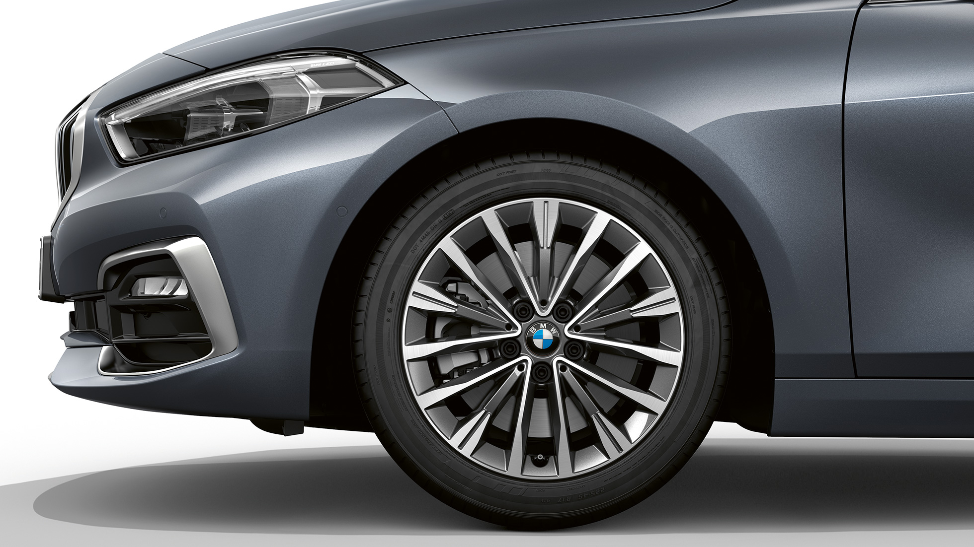 17” kevytmetallivanne Multi-spoke 547. BMW 1-sarjan Luxury Line -paketti, Storm Bay metalliväri, sivulla edessä 17’’ kevytmetallivanne Multi-spoke 547.