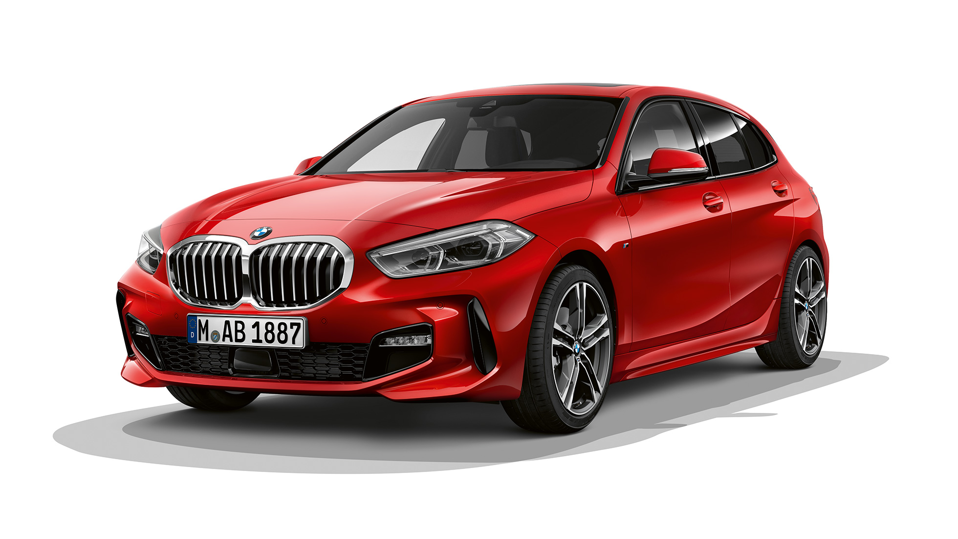 BMW 1-sarjan M Sport-paketti, 3/4 kuva etuosasta. BMW 1-sarjan M Sport -paketti, Melbourne Red metalliväri, 3/4 studiokuva etuosasta.