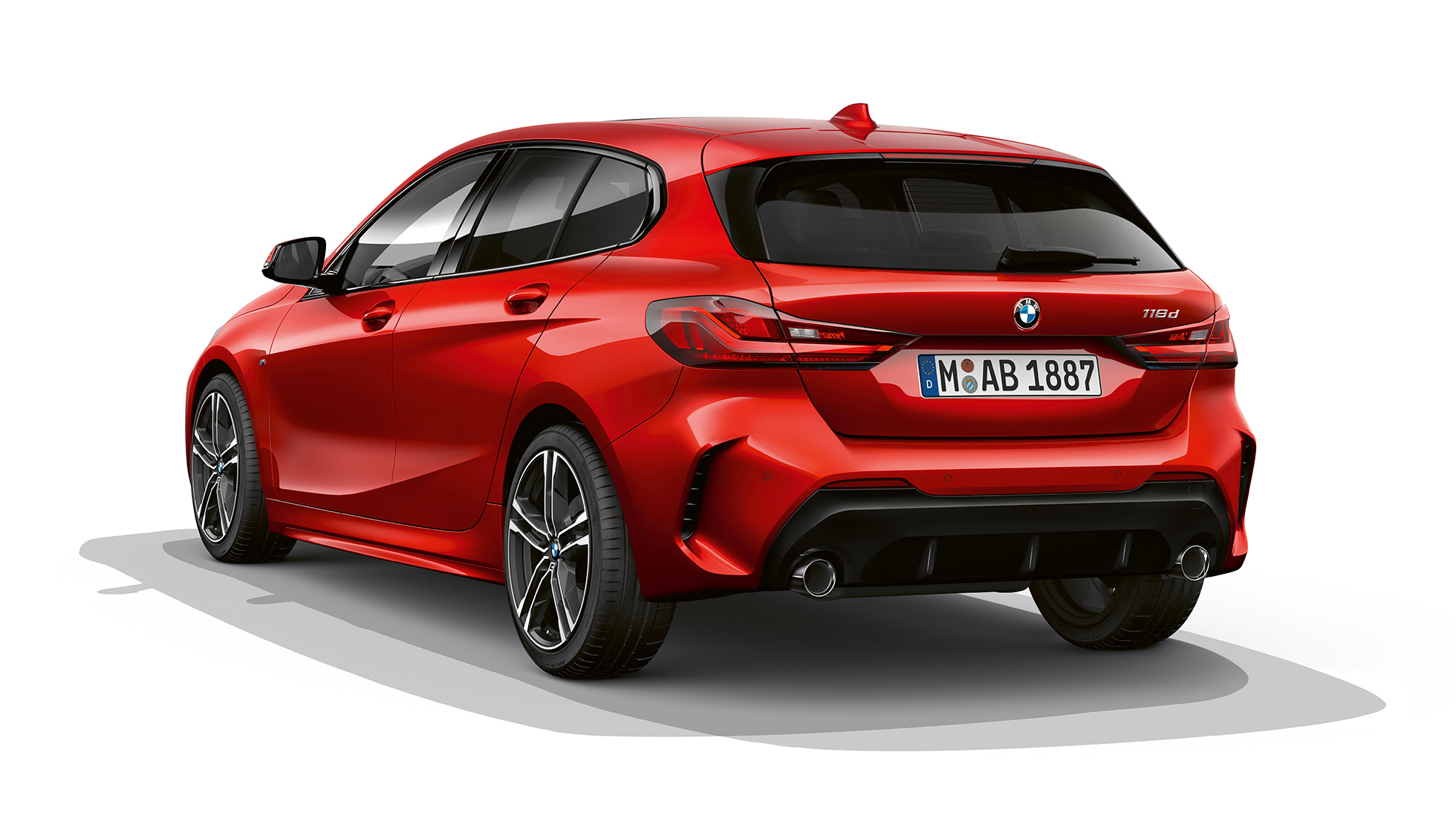 BMW 1-sarjan malli M Sport, 3/4 kuva perästä. BMW 1-sarjan malli M Sport, Melbourne Red metalliväri, 3/4 studiokuva perästä.