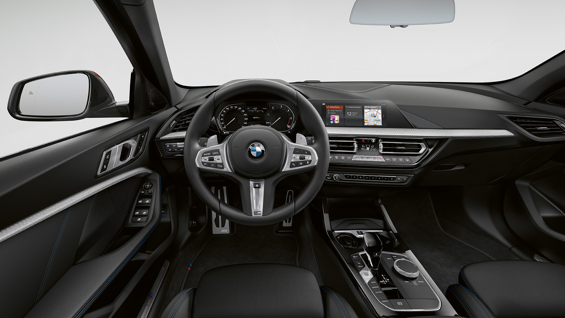Nahkainen M ohjauspyörä. BMW 1-sarjan malli M Sport, ohjaamossa nahkainen M ohjauspyörä.