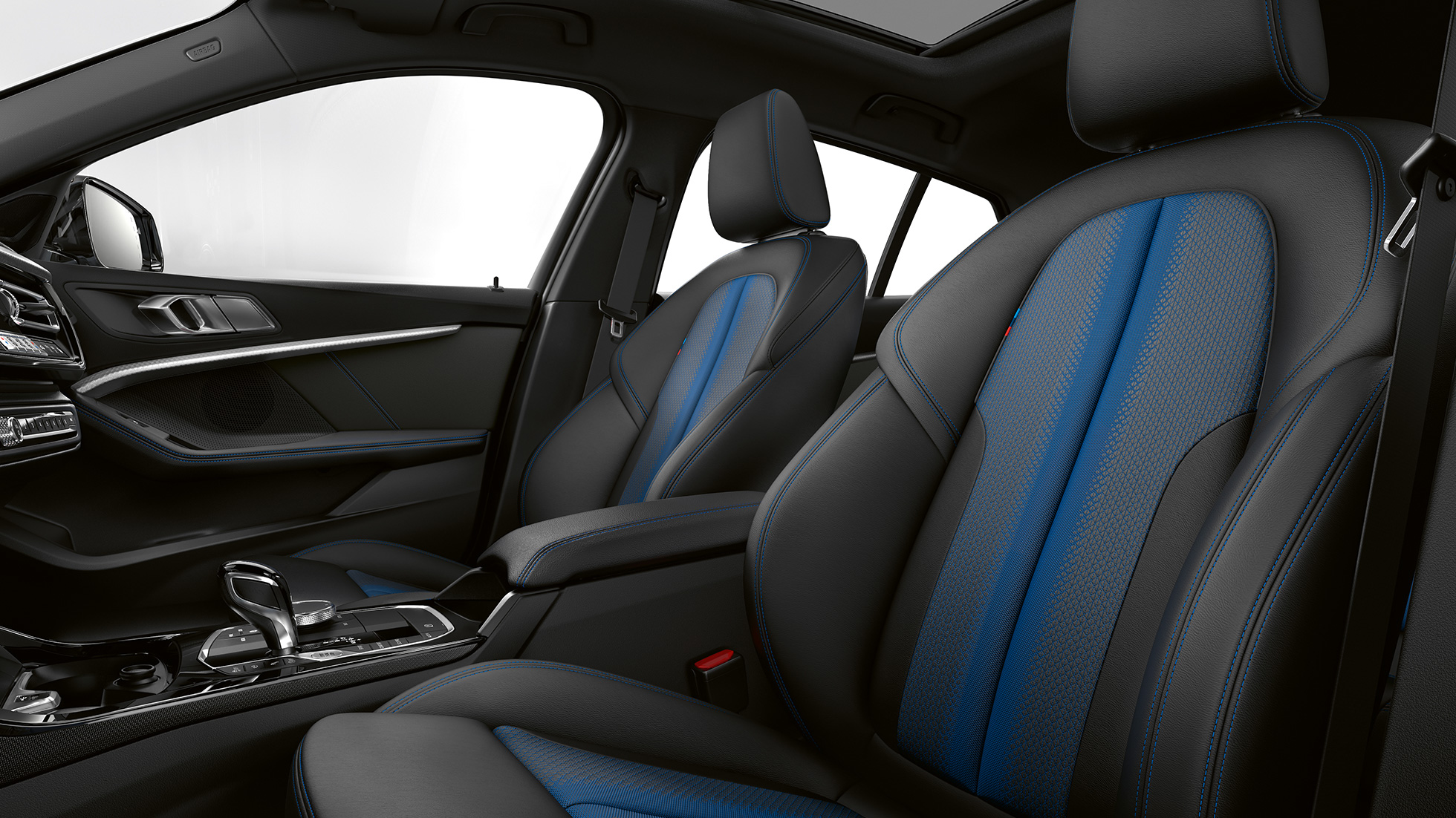 M urheiluistuimet. BMW 1-sarjan malli M Sport, sisätilassa M urheiluistuimet.