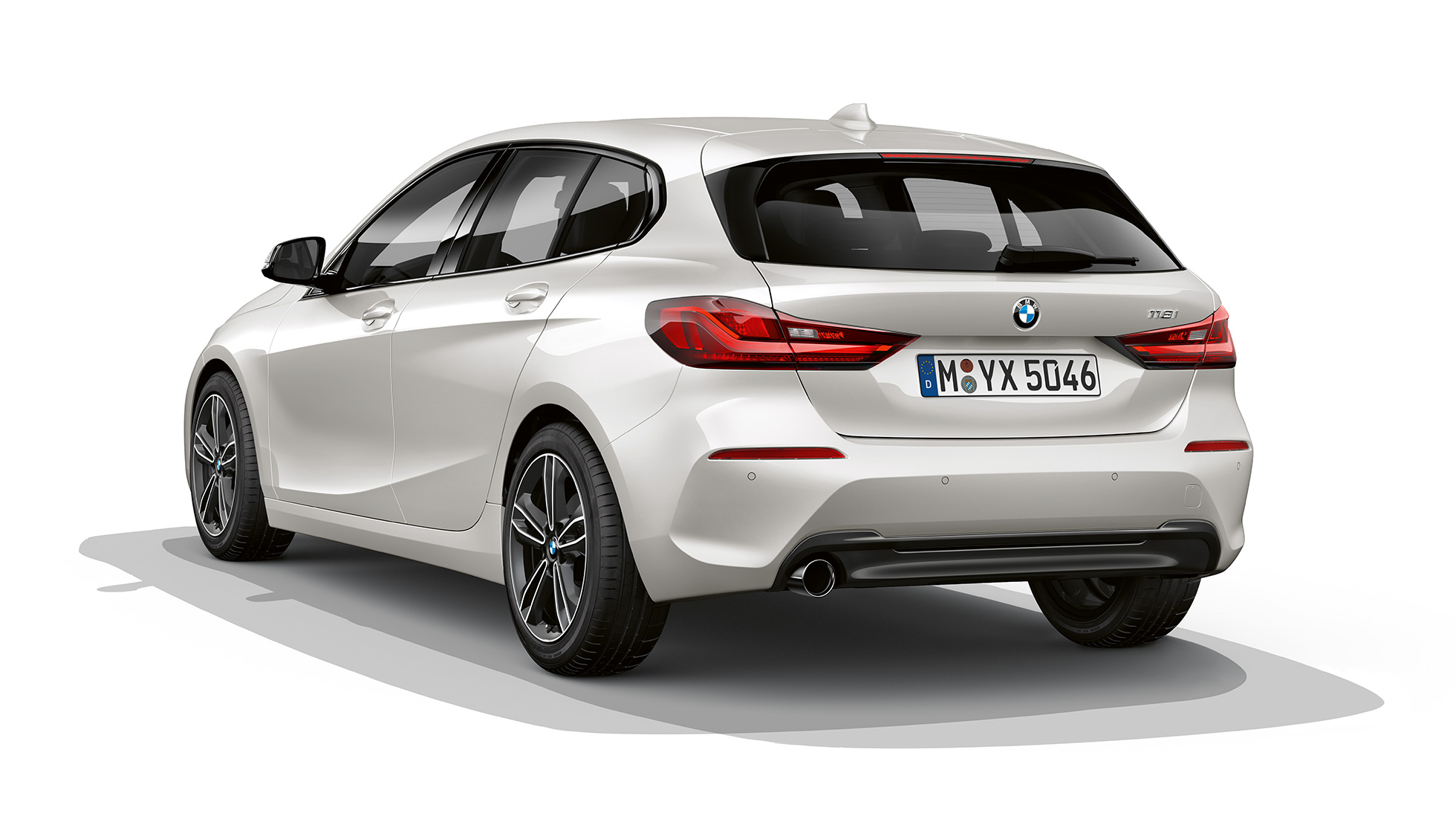 BMW 1-sarjan Sport Line -paketti, 3/4 kuva perästä. BMW 1-sarjan Sport Line -paketti, Mineral White metalliväri, 3/4 studiokuva perästä.