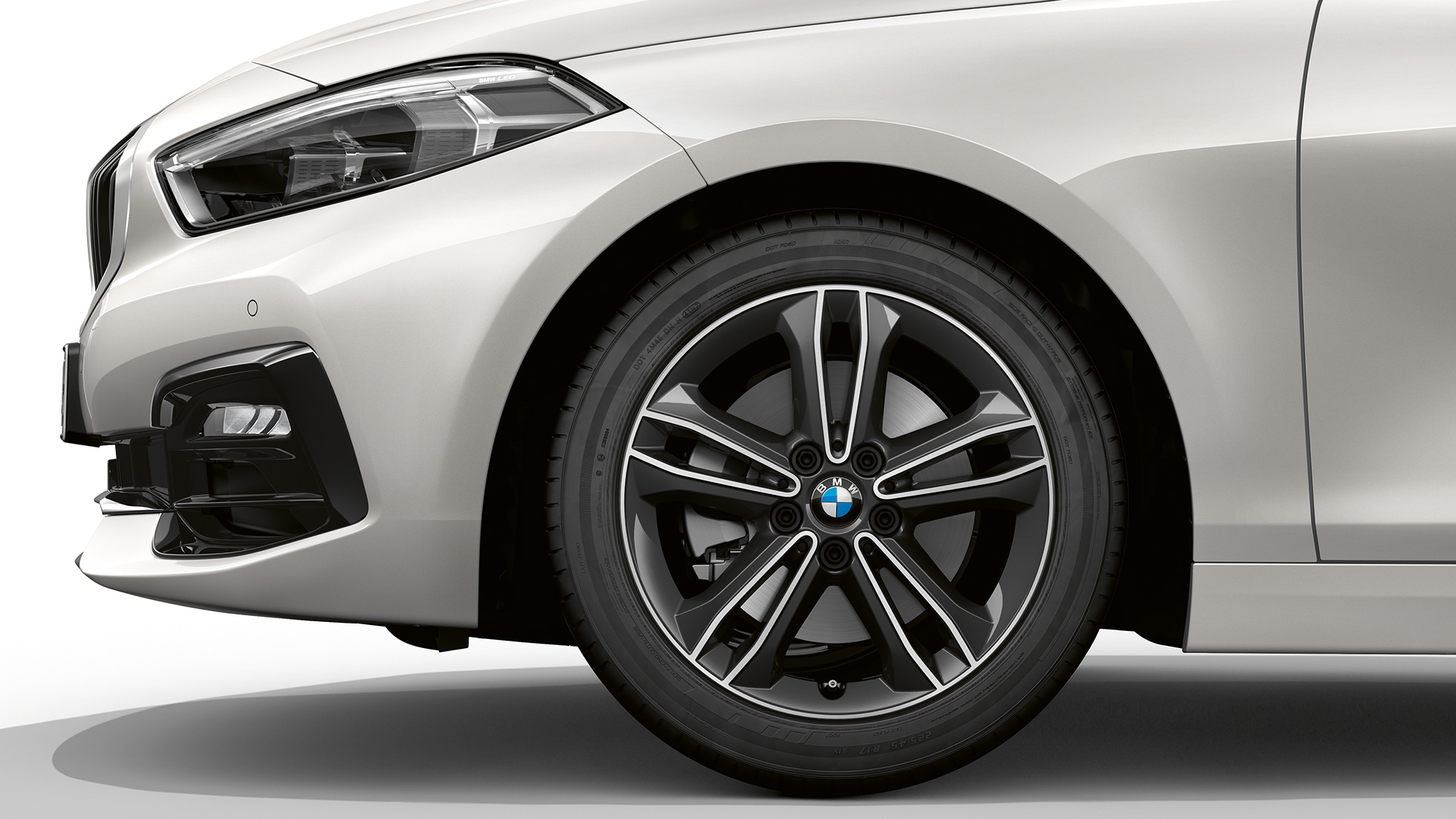 17'' kevytmetallivanne Double-spoke 549. BMW 1-sarjan Sport Line -paketti, Mineral White metalliväri, sivulla edessä 17’’ kevytmetallivanne Double-spoke 549.