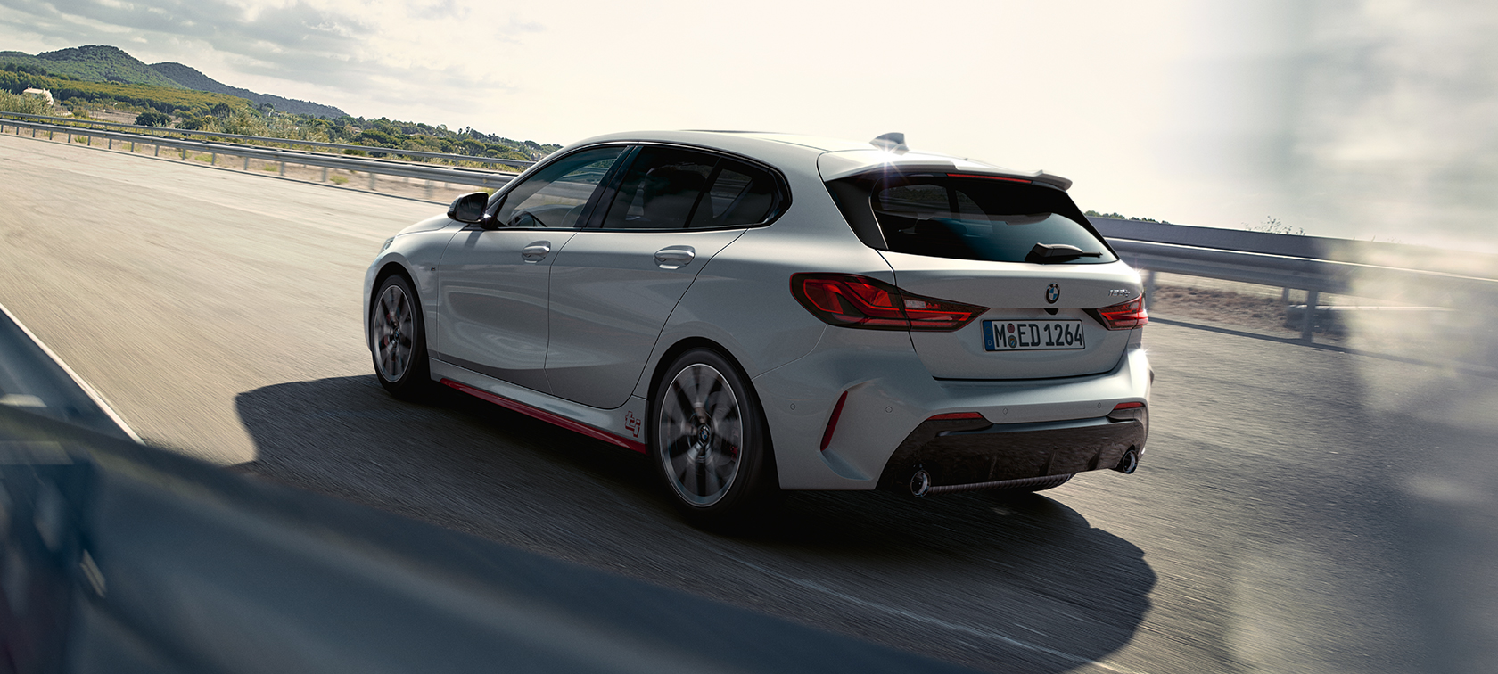 BMW 1-sarjan 128ti F40 kolmen neljäsosan näkymä perästä BMW 1-sarjan 128ti F40 kolmen neljäsosan näkymä perästä auton ajaessa