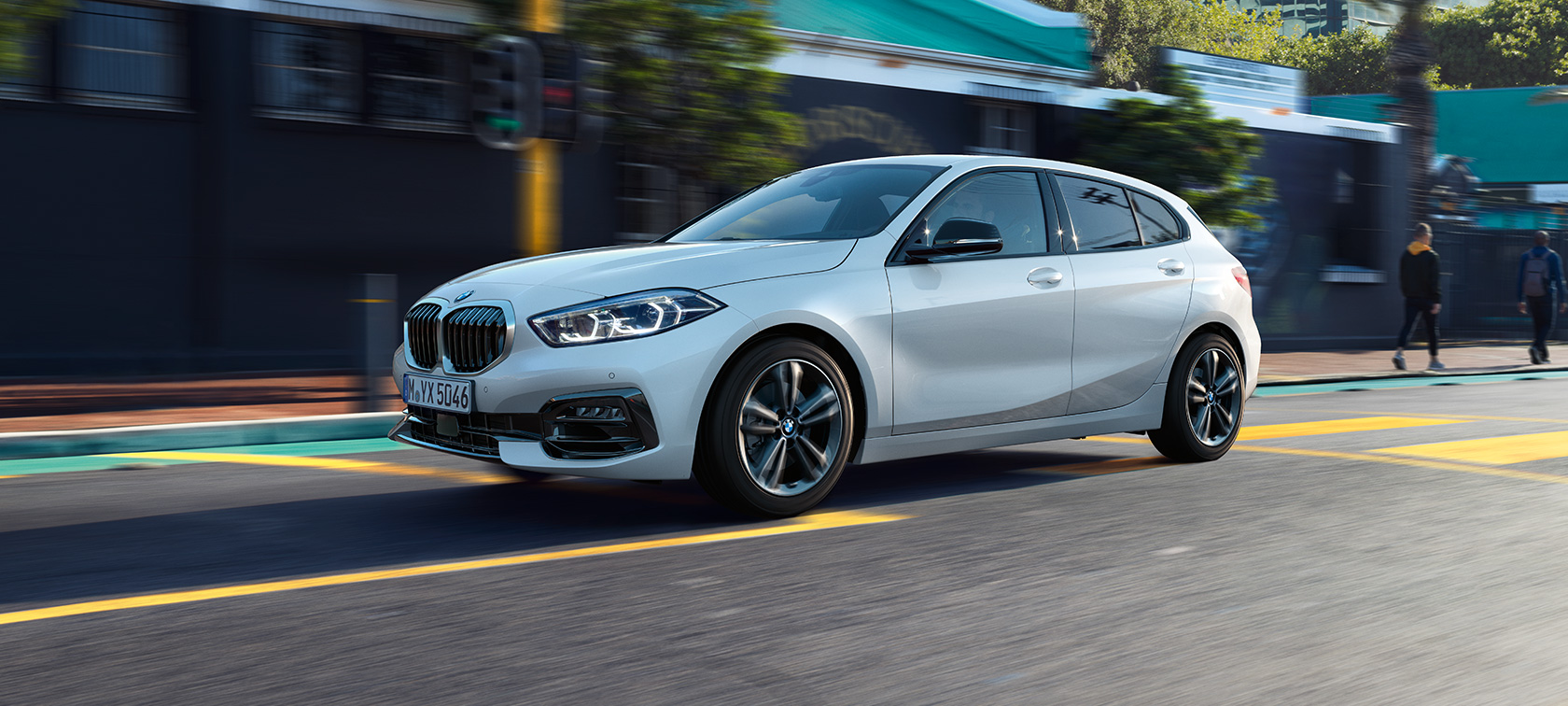 BMW 1-sarjan Sport Line -paketti, 3/4 sivunäkymä. BMW 1-sarjan Sport Line -paketti, Mineral White metalliväri, 3/4 sivukuva ajavasta autosta.