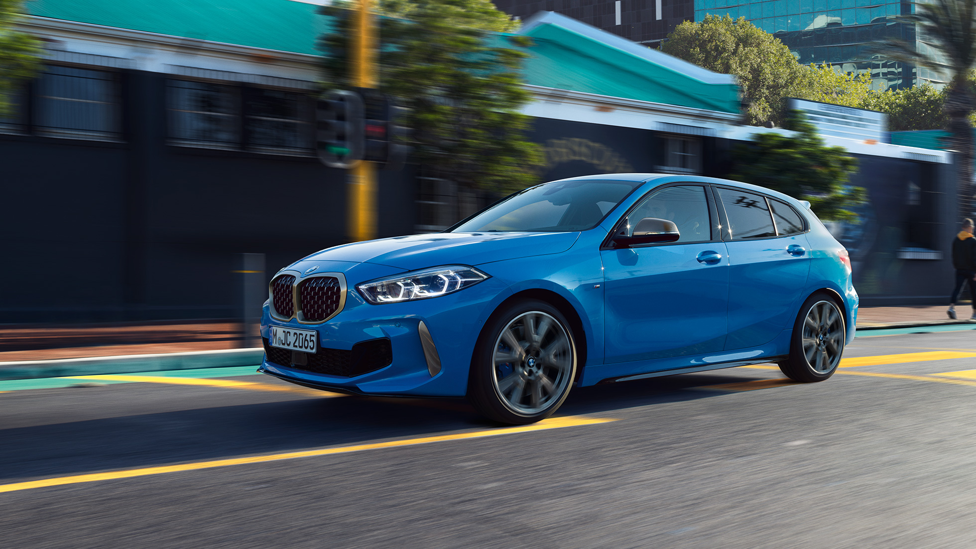 BMW 1, 3/4-sivunäkymä. BMW 1, Misano Blue metalliväri, 3/4-sivunäkymä ajettaessa.