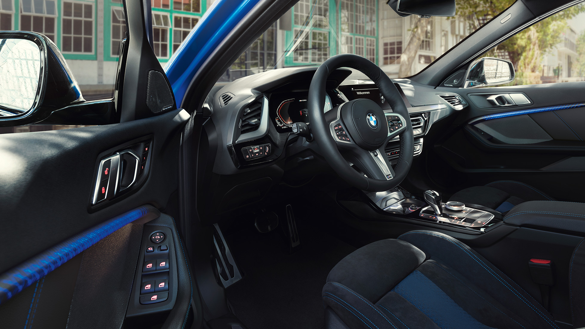 BMW 1-sarjan ohjaamo. BMW 1.sarjan ohjaamo, nahkainen M ohjauspyörä, kuljettajan ovi auki.