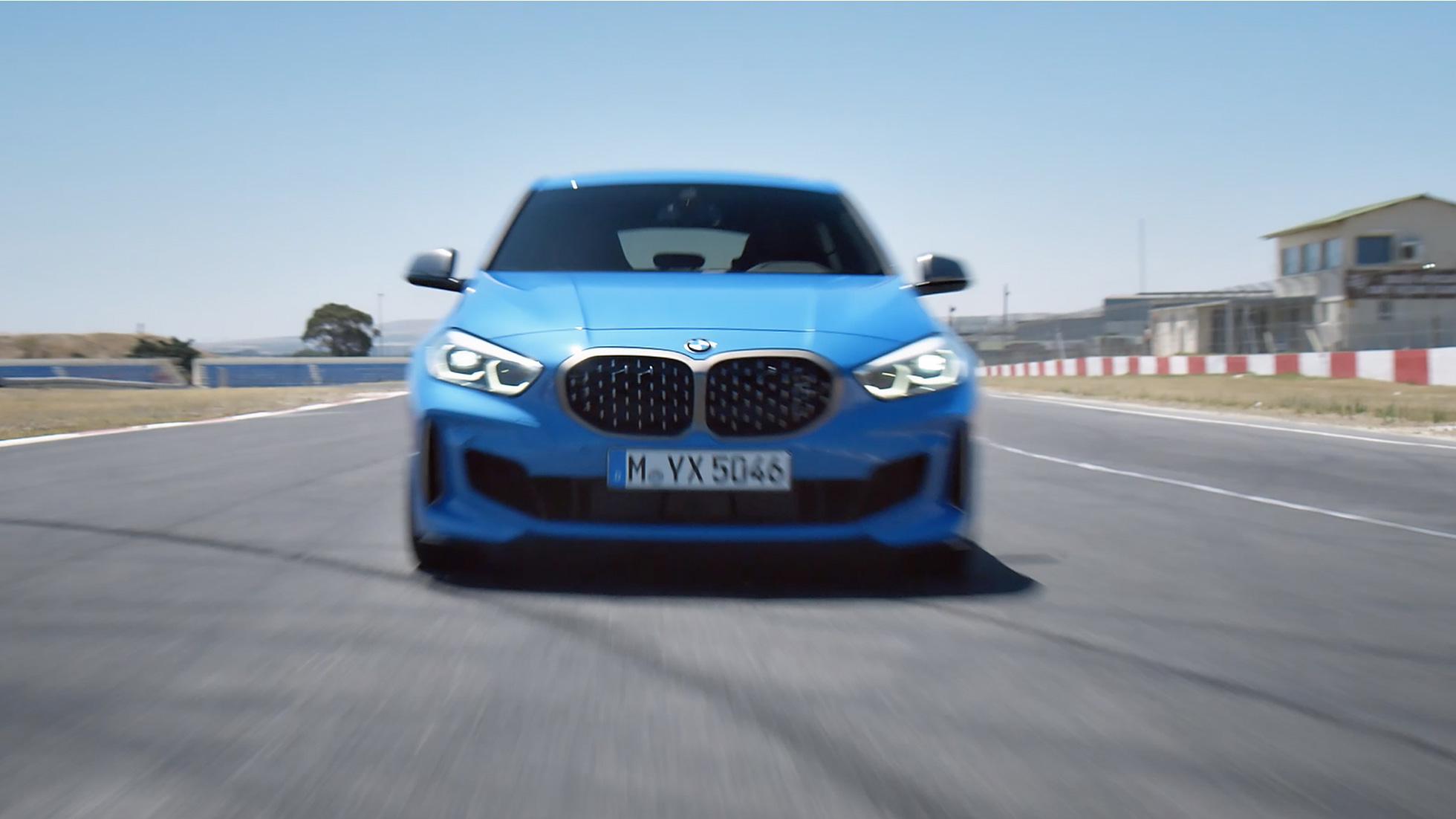 BMW 1-sarjan ajovideo. Video BMW 1-sarjasta, dynaamista ajoa.