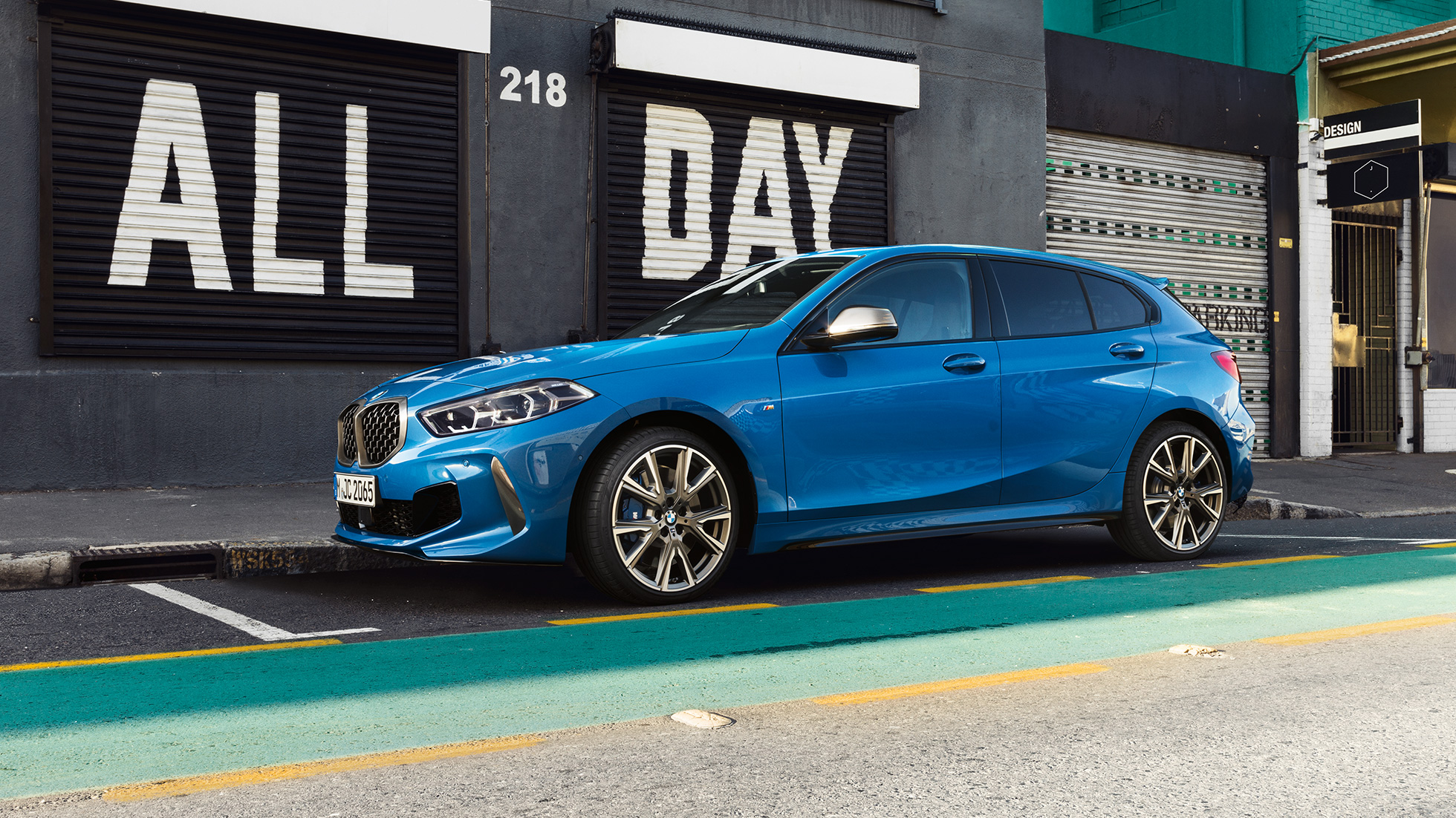 1-sarjan BMW pysäköitynä. 1-sarjan BMW, Misano Blue metalliväri, sivukuva pysäköitynä.