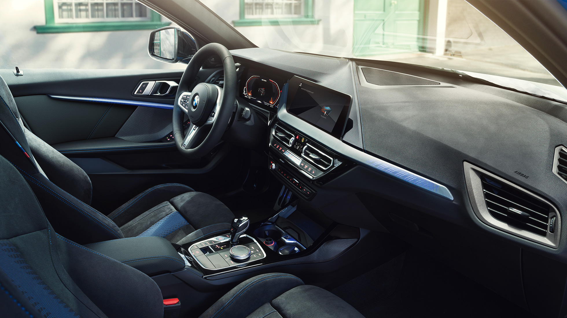 BMW 1-sarjan urheilullinen sisätila. BMW 1-sarjan ohjaamo, jossa M urheiluistuimet, nahkainen M ohjauspyörä ja valaistut sisäkoristelistat.