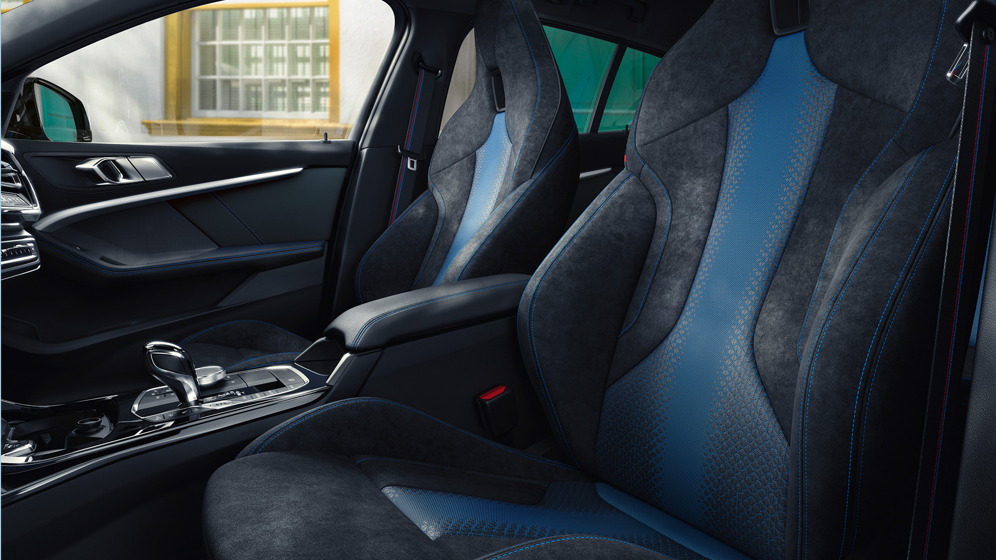 M urheiluistuimet. BMW 1-sarjan ergonomisesti muotoillut M urheiluistuimet, joissa sininen kontrastinauha ja integroitu pääntuki.