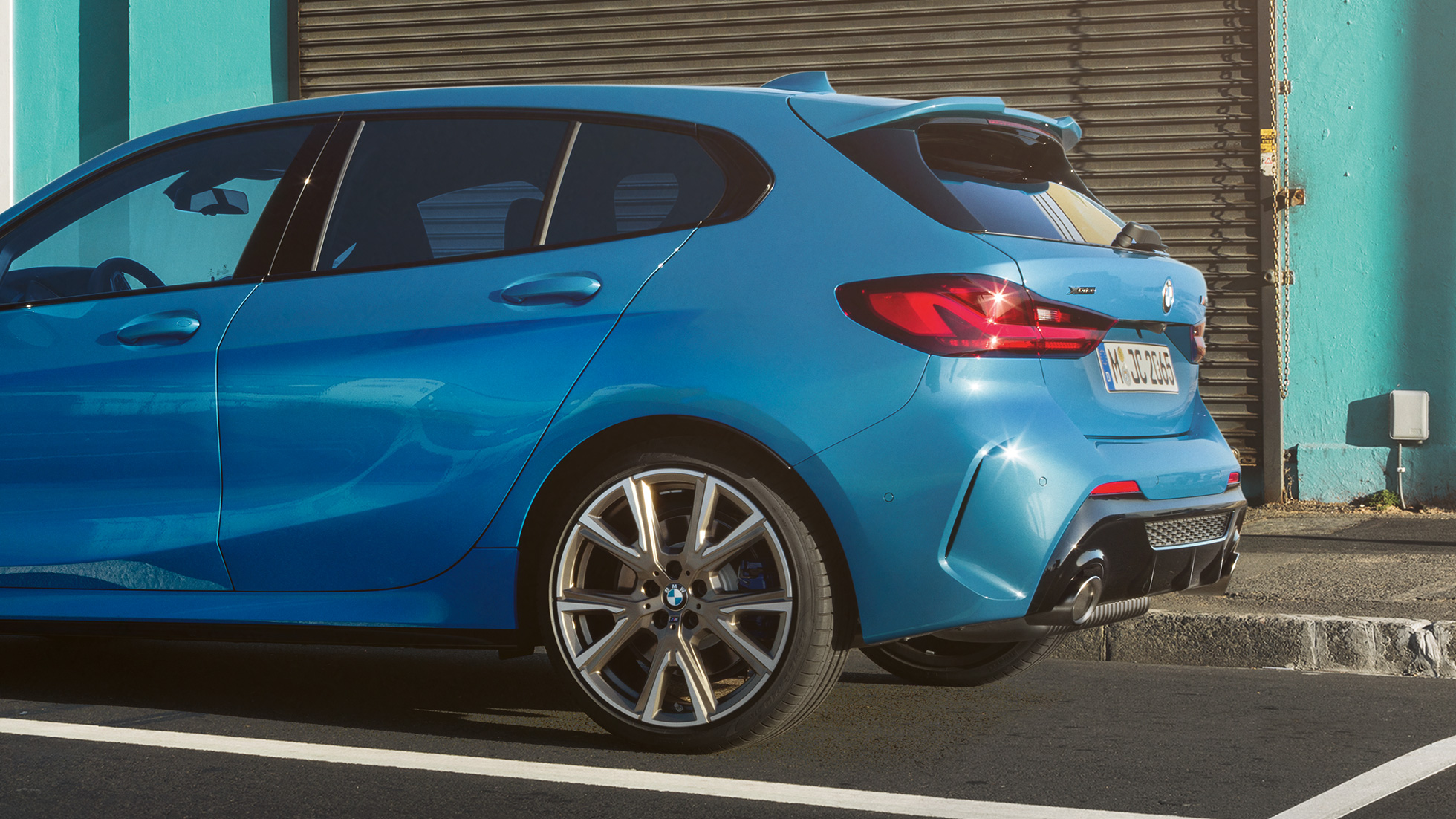 BMW 1-sarjan Hofmeister kink. BMW 1-sarjan sivuttainen takaosan näkymä, jossa huomiota herättävä Hofmeister kink.