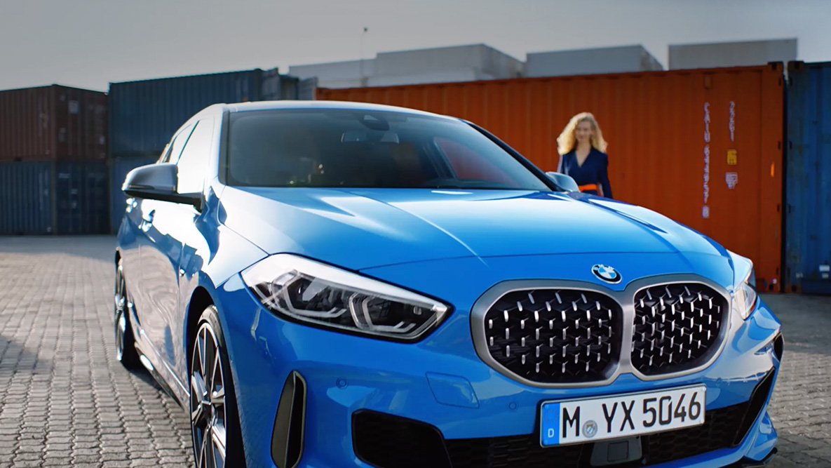 BMW Intelligent Personal Assistant -avustin. BMW 1 ja BMW Intelligent Personal Assistant -avustin.