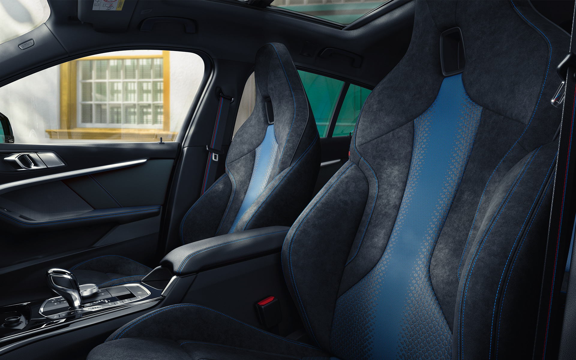 BMW 1-sarjan F40 ergonomisesti muotoillut M urheiluistuimet, joissa sininen kontrastinauha ja integroitu pääntuki.