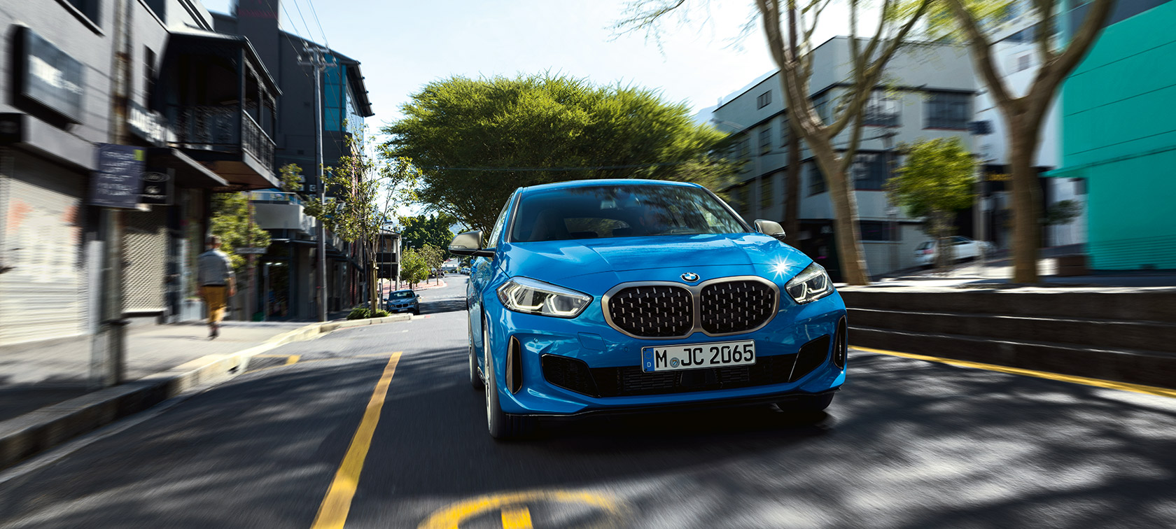 BMW 1-sarja GF40, Misano Blue metalliväri, etunäkymä ajettaessa.