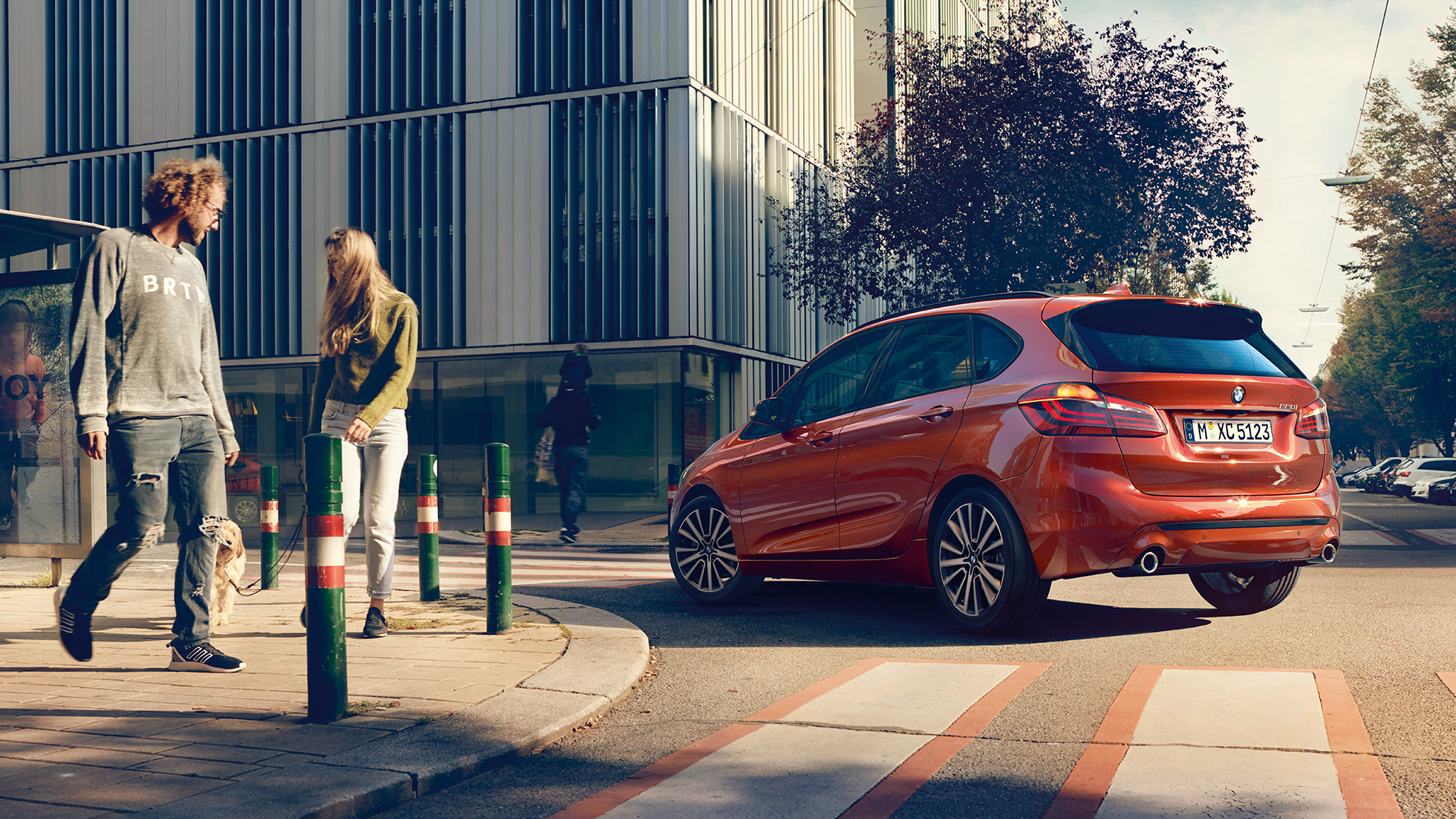 Ajodynamiikka, BMW 2-sarjan Active Tourer Ajodynamiikka, BMW 2-sarjan Active Tourer 220i F45 2018 metalliväri Sunset Orange, kolmen neljäsosan näkymä auton perästä