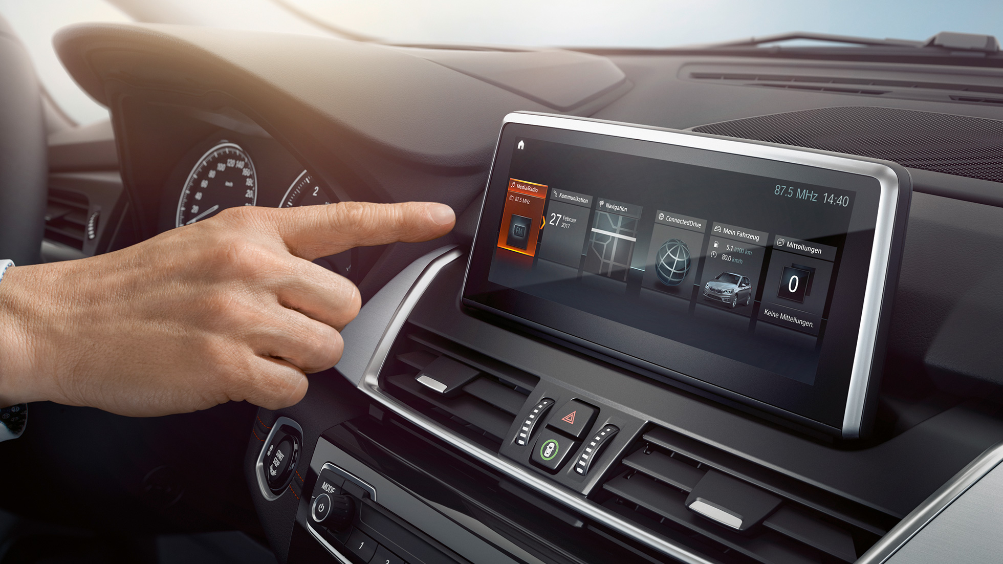 BMW Personal CoPilot, BMW 2-sarjan Active Tourer BMW Personal CoPilot, BMW 2-sarjan Active Tourer F45 2018, sisätilan monitoiminäyttö