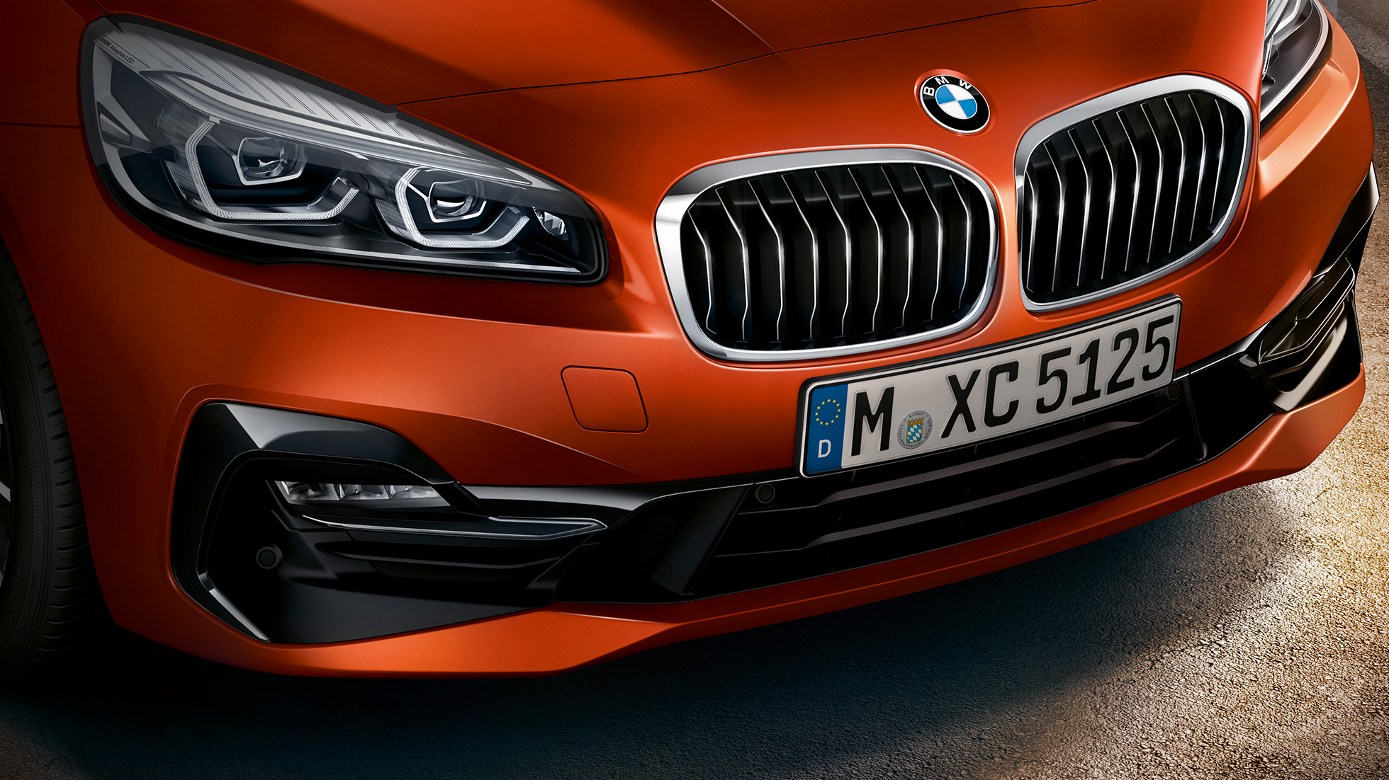 Kaksiosainen jäähdyttimensäleikkö, BMW 2-sarjan Active Tourer Kaksiosainen jäähdyttimensäleikkö, BMW 2-sarjan Active Tourer F45 Facelift 2018 metalliväri Sunset Orange, lähikuva keulasta