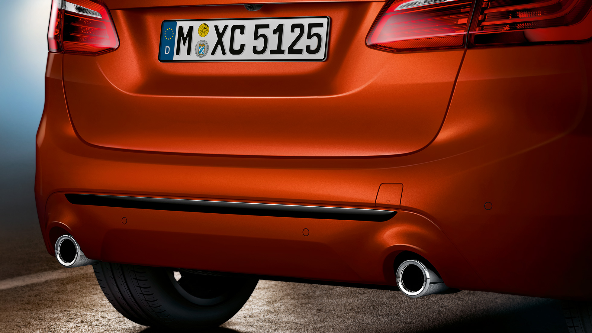 Peräosa, BMW 2-sarjan Active Tourer Peräosa, BMW 2-sarjan Active Tourer 220i F45 Facelift 2018 metalliväri Sunset Orange, lähikuva perästä