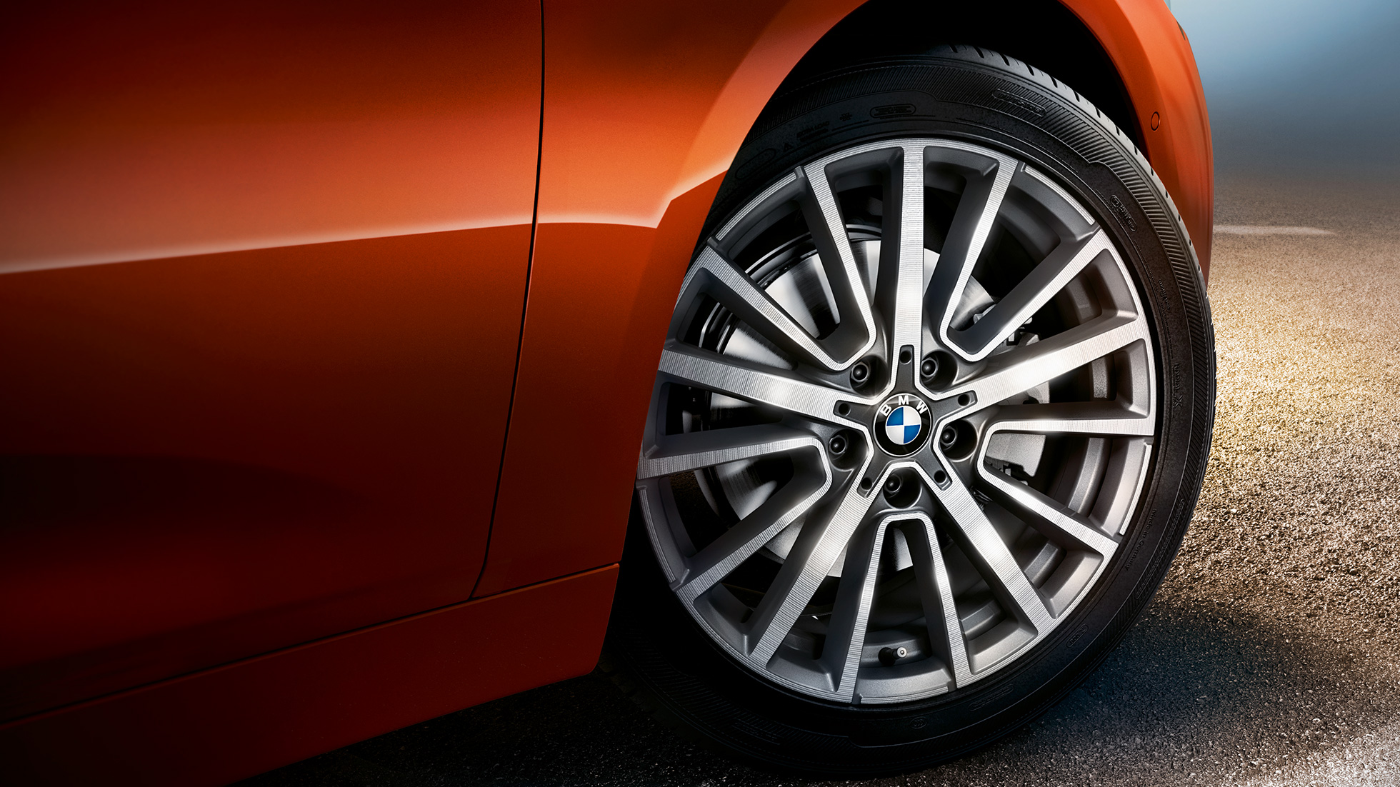 Alumiinivanne, BMW 2-sarjan Active Tourer Vanne, BMW 2-sarjan Active Tourer F45 Facelift 2018 metalliväri Sunset Orange, lähikuva pyörästä
