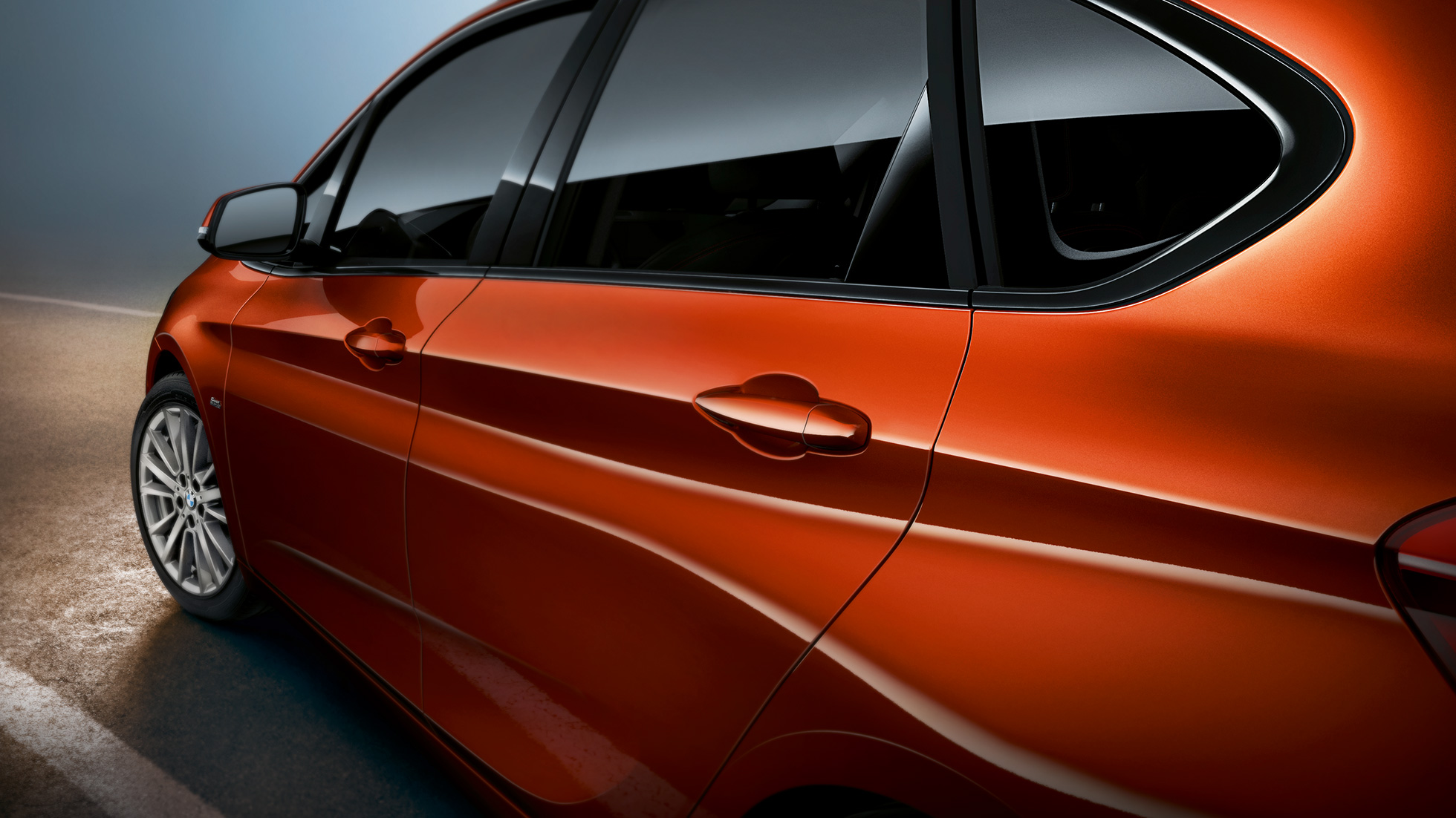 Lähikuva sivulta, BMW 2-sarjan Active Tourer BMW 2-sarjan Active Tourer F45 Facelift 2018 metalliväri Sunset Orange, lähikuva sivulta